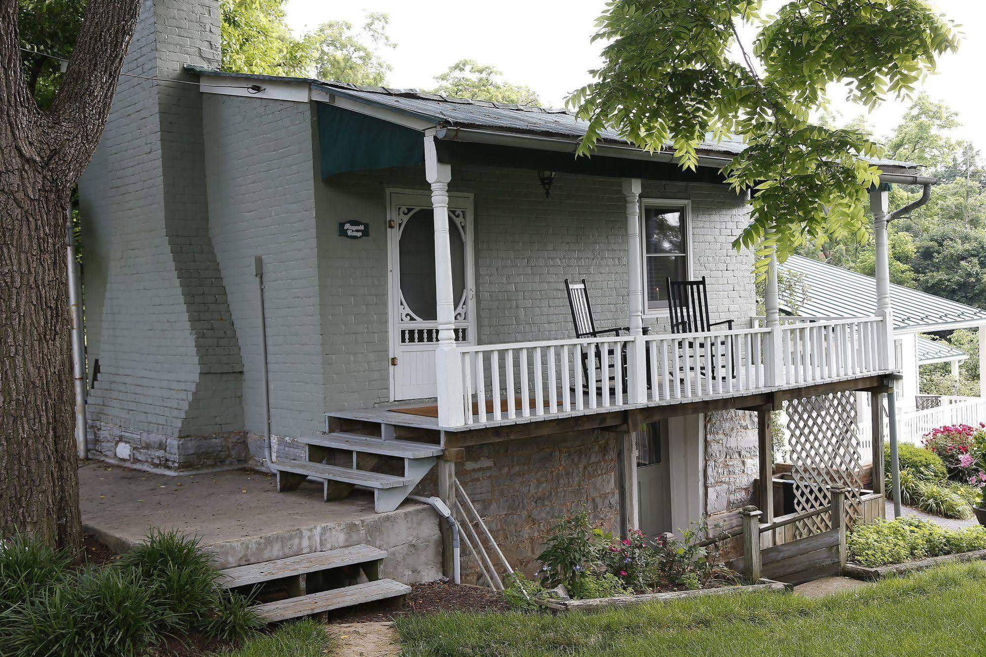 By The Side Of The Road Inn & Cottages Harrisonburg Exterior photo