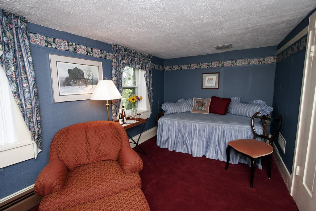 By The Side Of The Road Inn & Cottages Harrisonburg Room photo